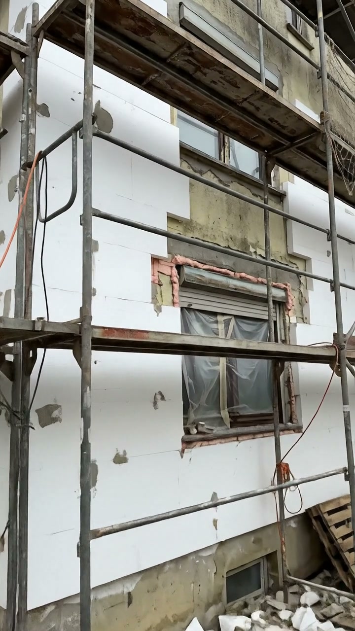 Altbaufassade mit Gerüst, Dämmplatten und neuem Fenster (Symbolbild) - Energieberater Riad Yossef in Heilbronn