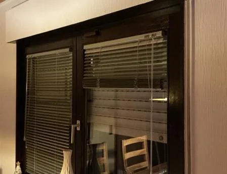 Fenster mit innenliegenden Jalousien bei der Bestandsaufnahme eines Wohnhauses - Energieberater Riad Yossef in Heilbronn